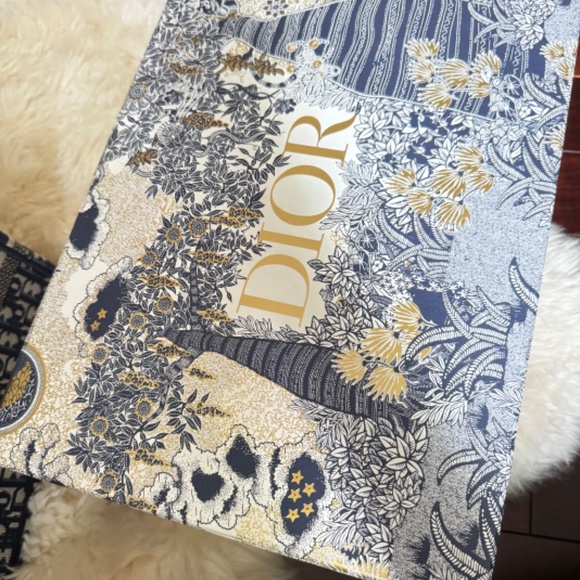 100% authentic small Dior tote bag. - Picture 9 of 11